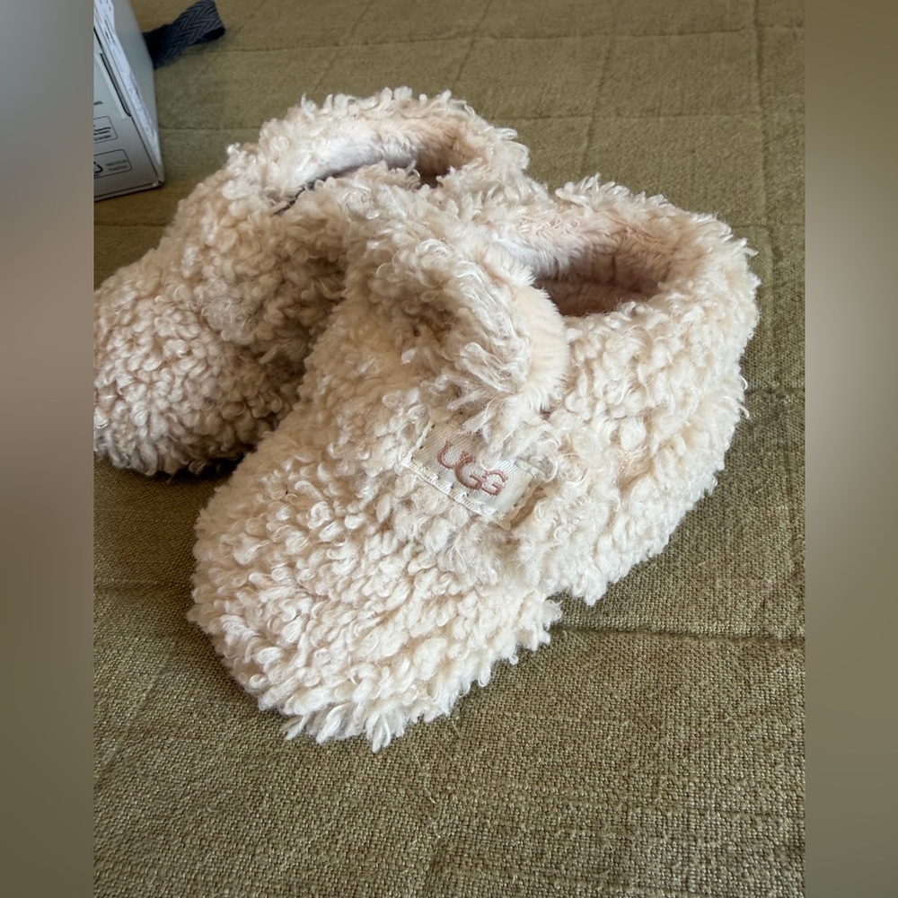 UGG Kids Cream Sherpa Slip-On Slippers